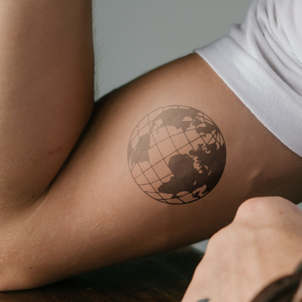Weltkugel mit Koordinaten Tattoo