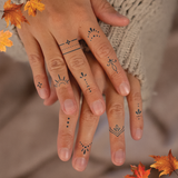 Ornamentale Finger Tattoos