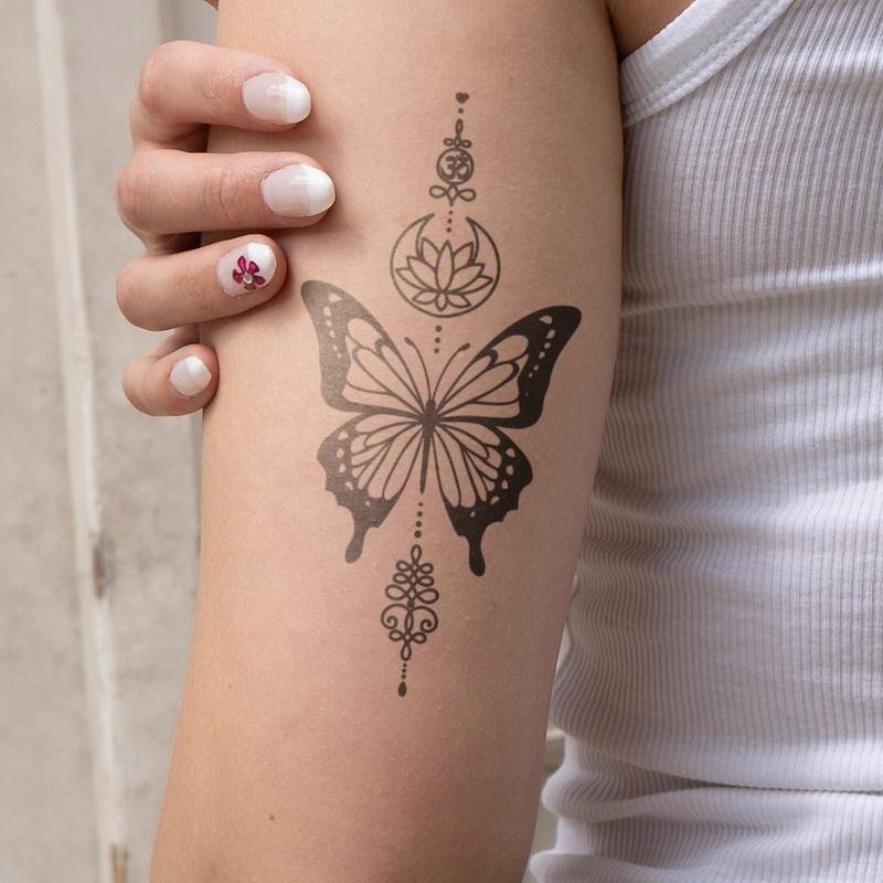 Schmetterling mit Symbolen Tattoo