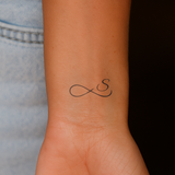 Unendlichzeichen mit Initialen Tattoo (A-Z)